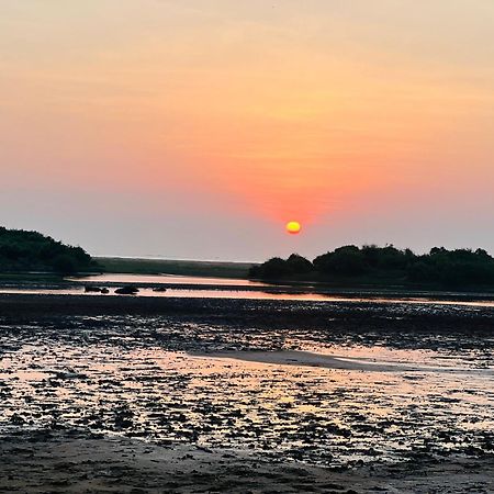 Kingfisher Beach Resort-Yala Kirinda  Exteriör bild