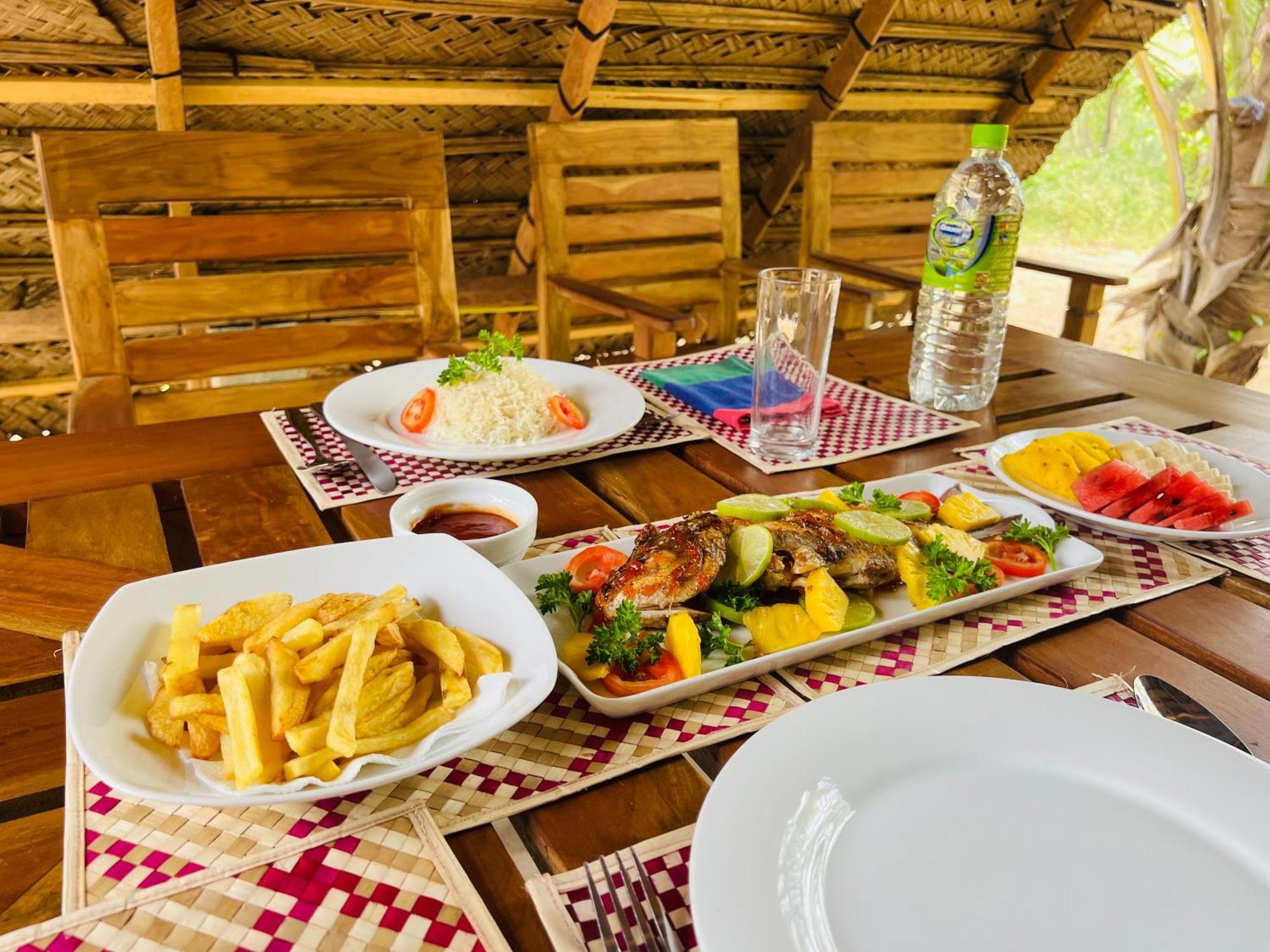 Kingfisher Beach Resort-Yala Kirinda  Exteriör bild