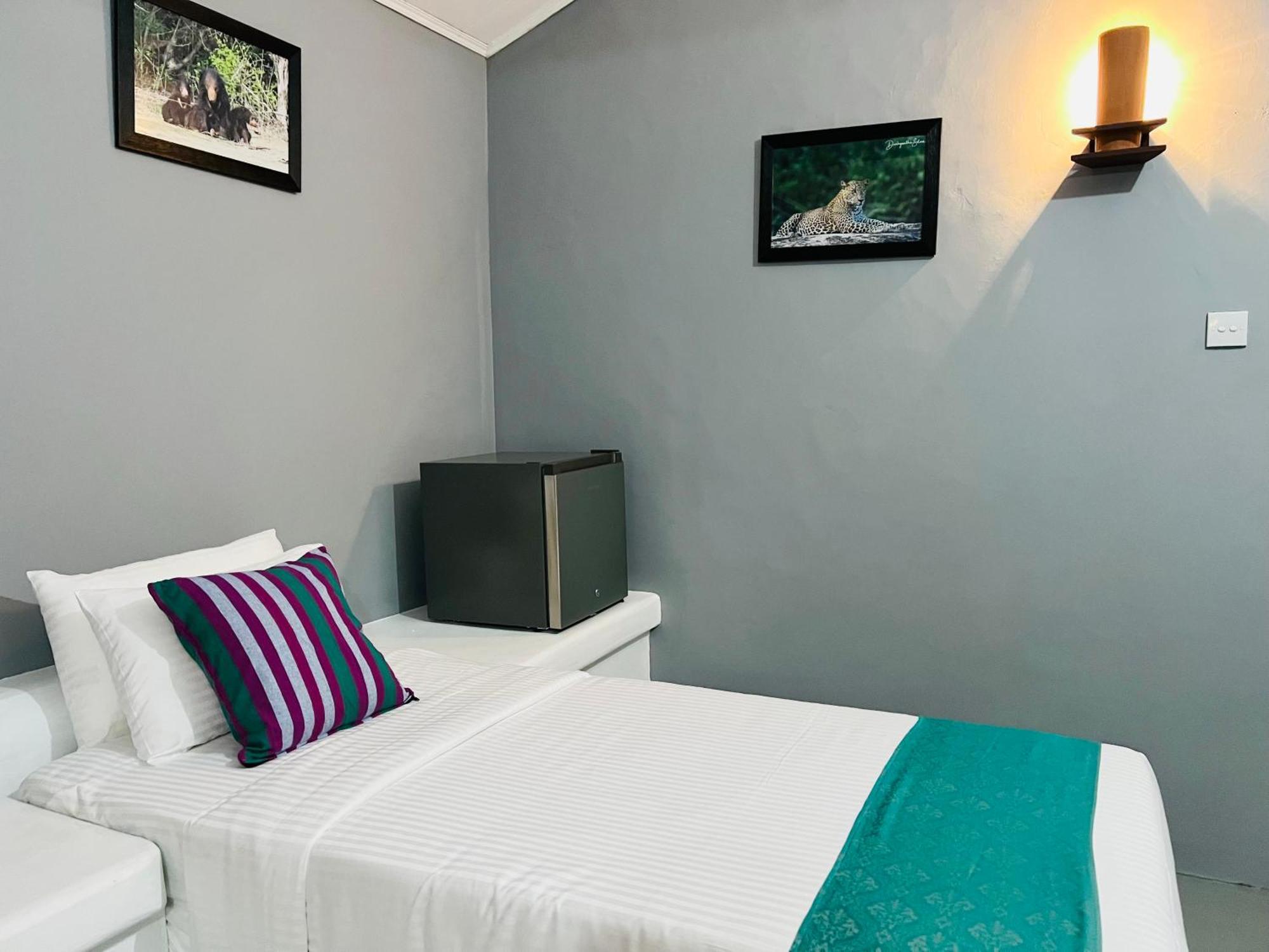 Kingfisher Beach Resort-Yala Kirinda  Exteriör bild
