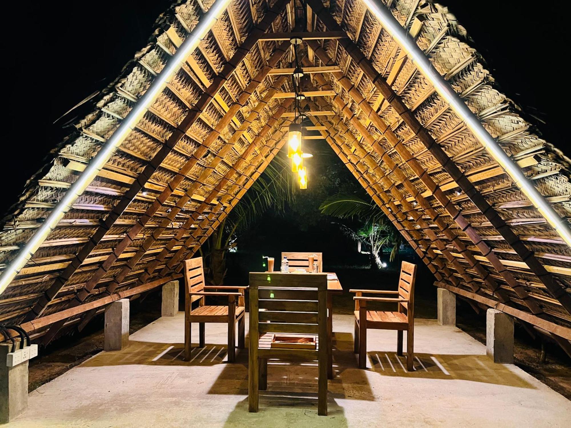 Kingfisher Beach Resort-Yala Kirinda  Exteriör bild