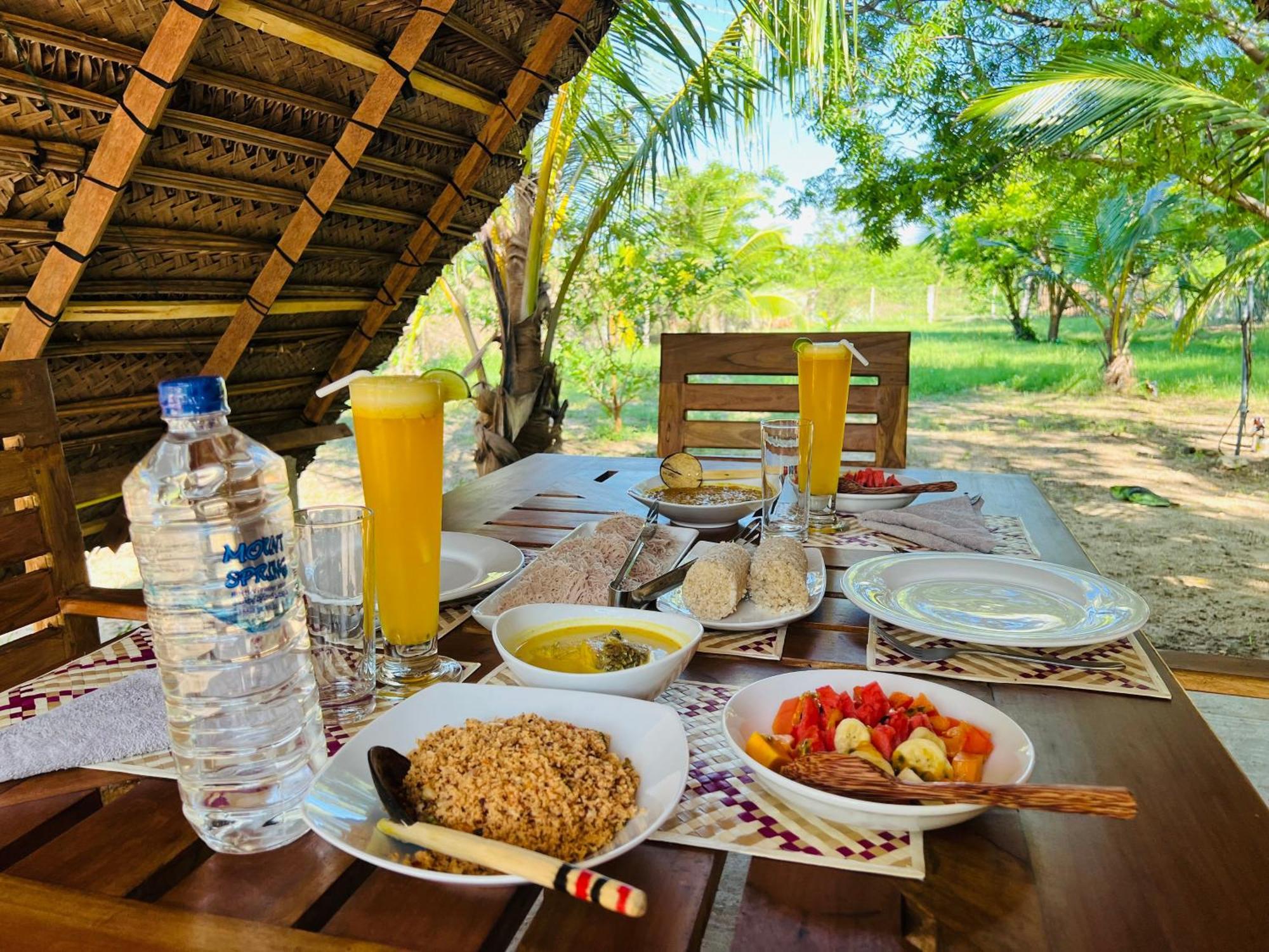 Kingfisher Beach Resort-Yala Kirinda  Exteriör bild