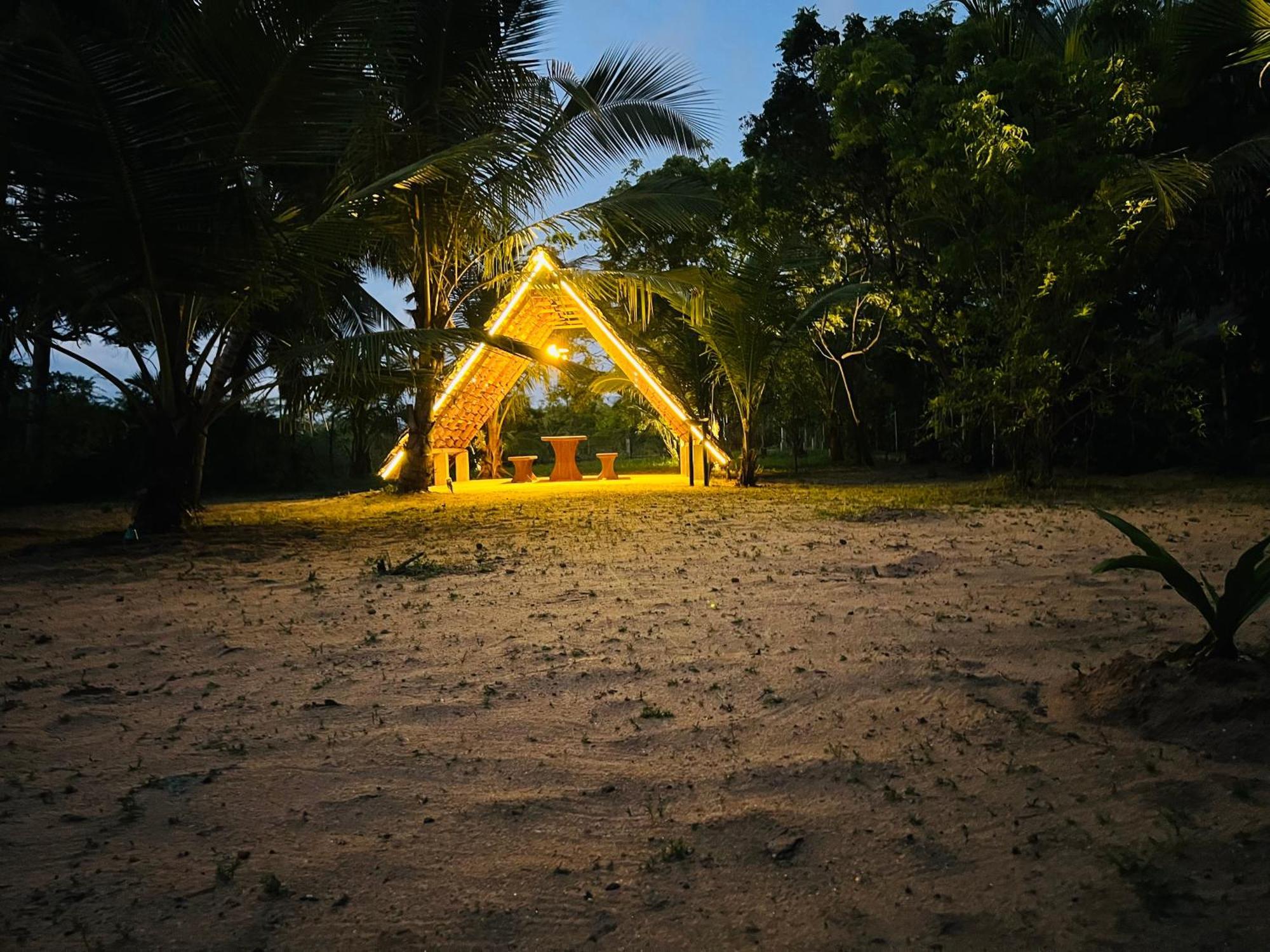 Kingfisher Beach Resort-Yala Kirinda  Exteriör bild